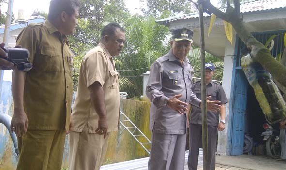 Bupati Usman Ermulan ketika meninjau pintu air Parit Panting I.